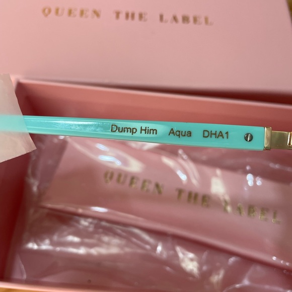 DUMP HIM SUNGLASSES IN AQUA

Queen the Label - Dump Him Sunglasses -RRP $79 - Picture 2 of 5